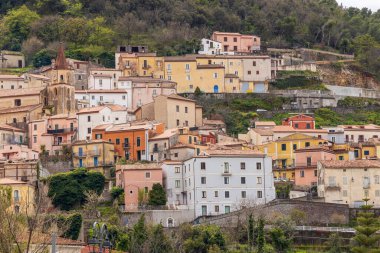 İtalya, Basilicata, Maratea. Bir tepenin kenarındaki kasabanın bir bölümünü görmek.