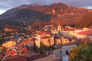 İtalya, Basilicata, Maratea. Kasabanın ve dağların genel görünüşü.