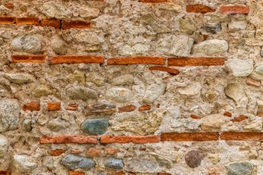 Eski tuğla, taş ve harç duvarı. İtalya, Calabria, Cosenza.