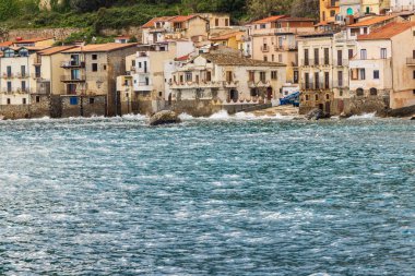 İtalya, Calabria, Scilla. Denizin hemen üstünde kayaların üzerine evler inşa edildi..