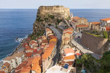 İtalya, Calabria, Scilla. Eski kasaba ve Castello Ruffo di Scilla (Ruffo Kalesi) ve sağdaki Maria Santissima Immacolata Kilisesi manzarası..
