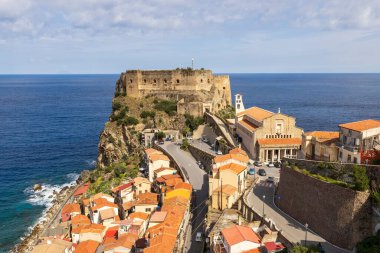 İtalya, Calabria, Scilla. Eski kasaba ve Castello Ruffo di Scilla (Ruffo Kalesi) ve sağdaki Maria Santissima Immacolata Kilisesi manzarası..