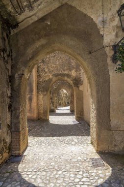 İtalya, Calabria, Paola. Paola 'lı Aziz Francis Mabedi (ya da Tapınağı). Eski bölümde kemerler.
