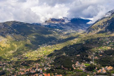 İtalya, Basilicata, Maratea. Monte San Biagio 'dan Maratea' nın özeti, İsa 'nın yeri Kurtarıcı heykeli..