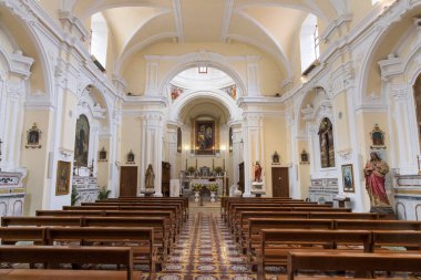 9 Nisan 2023. İtalya, Basilicata, Maratea. Annunciation Kilisesi, iç saflık ve sunak.