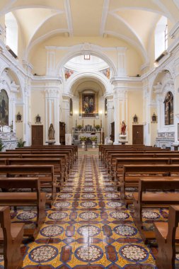 9 Nisan 2023. İtalya, Basilicata, Maratea. Annunciation Kilisesi, iç saflık ve sunak.