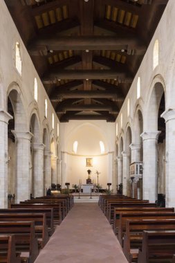 2 Nisan 2023. İtalya, Calabria, Tropea. Tropea Katedrali, resmen Concattedrale di Maria Santissima di Romanya. İç mekan. Hayır ve sunak..