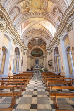 11 Nisan 2023. İtalya, Calabria, Luzzi. Chiesa Immacolata. Lekesizler Kilisesi. İç mekan. Hayır, sunak ve kubbe..