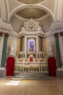 2 Nisan 2023. İtalya, Calabria, Tropea. Aziz Michael Kilisesi (Chiesa di S. Michele). Araf Kilisesi olarak da bilinir. İç saflık ve sunak. Sunağın üstündeki heykel Başmelek Aziz Mikail 'i tasvir ediyor..