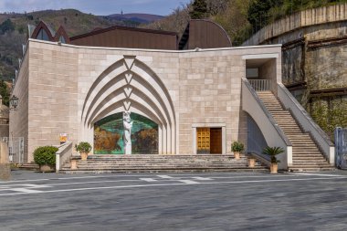 8 Nisan 2023. İtalya, Calabria, Paola. Paola 'lı Aziz Francis Mabedi (ya da Tapınağı). Modern kilisenin dışı..