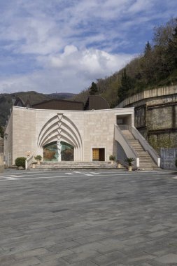 8 Nisan 2023. İtalya, Calabria, Paola. Paola 'lı Aziz Francis Mabedi (ya da Tapınağı). Modern kilisenin dışı..
