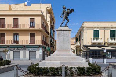 2 Nisan 2023. İtalya, Calabria, Tropea. Birinci Dünya Savaşı askerlerinin anıtı. Heykel, Avusturya-Macaristan 'ın sembolü olan çift başlı bir kartalla savaşan bir Roma lejyonerini resmediyor..