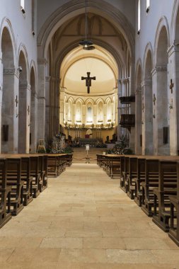 10 Nisan 2023. İtalya, Calabria, Cosenza. Duomo di Cosenza (Santa Maria Assunta Katedrali). İç, saf ve sunak..