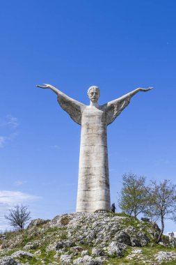 9 Nisan 2023. İtalya, Basilicata, Maratea. Monte San Biagio 'daki Kurtarıcı İsa Heykeli.