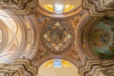 11 Nisan 2023. İtalya, Calabria, Luzzi. Chiesa Immacolata. Lekesizler Kilisesi. İç mekan. Kubbe.