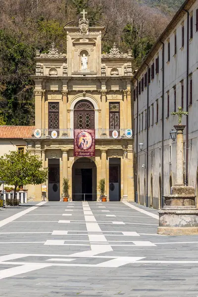 İtalya, Calabria, Paola. Paola 'lı Aziz Francis Mabedi (ya da Tapınağı). Dış görünüş.