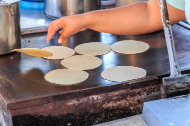 Tortilla kızartılıyor. Meksika, Nayarit Eyaleti, Bucerias.