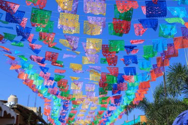 Meksika, Nayarit State, Sayulita. Bu renkli dekorasyonların adı papel picado. Geleneksel bir Meksika dekoratif sanatı. Kağıt mendillerden yapılmış. Karmaşık tasarımlara kesilmiş..