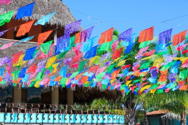 Meksika, Nayarit State, Sayulita. Bu renkli dekorasyonların adı papel picado. Geleneksel bir Meksika dekoratif sanatı. Kağıt mendillerden yapılmış. Karmaşık tasarımlara kesilmiş..