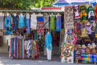 11 Kasım 2017. Meksika, Nayarit Eyaleti, Bucerias. Yol kenarında satılık giysiler ve hediyelik eşyalar..