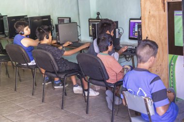 12 Kasım 2017. Meksika, Nayarit Eyaleti, Bucerias. Bilgisayar kullanan genç çocuklar.