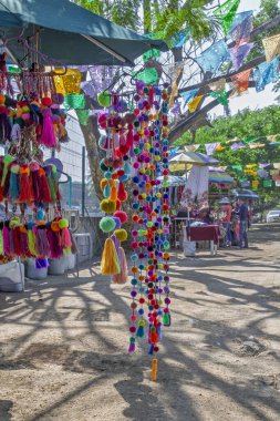 10 Kasım 2017. Parlak renkli iplik ve ponponlar bir sokak pazarında satılıyor. Meksika, Nayarit Eyaleti, Sayulita.