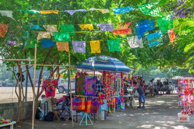 10 Kasım 2017. Meksika, Nayarit State, Sayulita. El sanatları satıcılarıyla sokak pazarı..