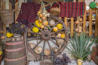 Gabrovo, Strumica, Kuzey Makedonya. Kamyon tekeriyle kabak ve kabak dekoru..
