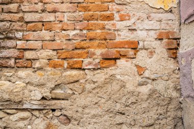 Bitola, Pelagonia, Kuzey Makedonya. Eski bir tuğla duvara havan topu soyuyorlar..