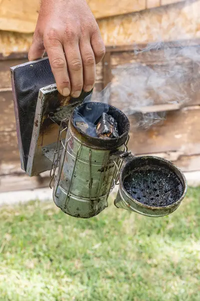 Bitola, Pelagonia, Kuzey Makedonya. Bal arısı kovanları için sigara içen.