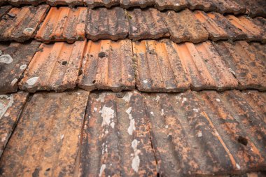 Kuratica, Ohri, Kuzey Makedonya. Kırsal bir evde kırmızı kiremit çatı.