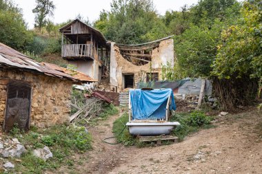 Kuratica, Ohri, Kuzey Makedonya. Kırsal bir köydeki binaları yıkmak.