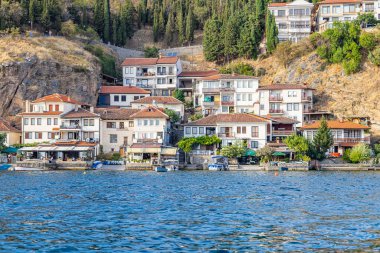 Ohri Gölü, Ohri, Kuzey Makedonya. Ohri Gölü kıyısındaki evler.