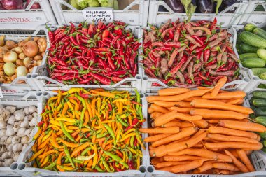 Nish, Nishava Bölgesi, Sırbistan. Taze kırmızı biber, havuç ve diğer sebzeler Nish 'te bir markette satılıyor..