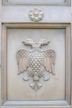 Topola, Sumadija Bölgesi, Sırbistan. Sırp çift başlı kartalı, Sırp Kraliyet Anıtmezarı Aziz George Kilisesi Oplenac 'ta.