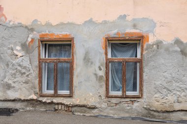 Sremski Karlovci, Backa Bölgesi, Voyvodina, Sırbistan. Sırbistan 'daki eski bir binanın camları.