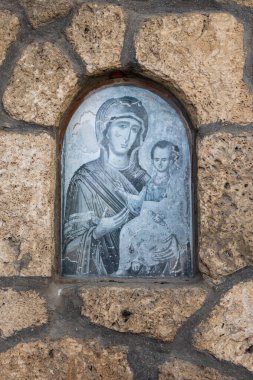 Veljusa, Strumica, Kuzey Makedonya. 3 Eylül 2024. Taştan bir duvarda Madonna ve bebek İsa 'nın ikon resmi.