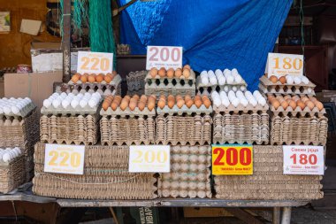 Bitola, Pelagonia, Kuzey Makedonya. 5 Eylül 2024. Açık hava pazarında satılık taze yumurtalar..