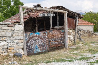 Novaci, Pelagonia, Kuzey Makedonya. 5 Eylül 2024. Kuzey Makedonya kırsalında dekore edilmiş kapı.