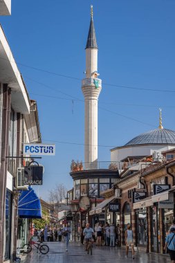 Ohri, Kuzey Makedonya. 7 Eylül 2024. Ali Paşa Camii 'nin minaresi Ohri' de bir alışveriş sokağının üstünde..