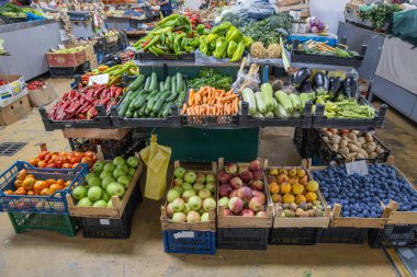 Ohri, Kuzey Makedonya. 7 Eylül 2024. Ohri 'de bir markette meyve ve sebze.