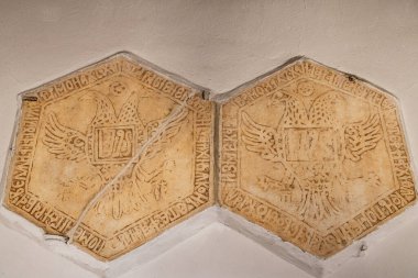 Velebrdo, Mavrovo ve Rostusa, Polog, Kuzey Makedonya. 7 Eylül 2024. Aziz Jovan Bigorski Velebrdo Manastırı 'ndaki tarihi taş levhalar.