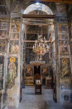 Staro Nagorichane, Kuzey Makedonya. 8 Eylül 2024. Staro Nagorichane 'deki Aziz George Kilisesi' nde avize ve tarihi duvar resimleri..