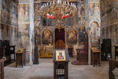 Staro Nagorichane, Kuzey Makedonya. 8 Eylül 2024. Staro Nagorichane 'deki Aziz George Kilisesi' nde avize ve tarihi duvar resimleri..