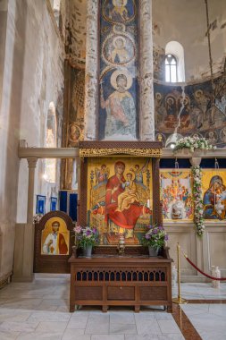 Despotovac, Pomoravlje Bölgesi, Sırbistan. 10 Eylül 2024. Manastır Manastırı 'nda sunak, ikon resimleri ve duvar resimleri..