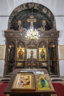 Topola, Sumadija Bölgesi, Sırbistan. 11 Eylül 2024. Sırbistan Kraliyet Anıtmezarı Aziz George Kilisesi Oplenac 'ta resim ve bağışlar.