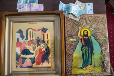 Topola, Sumadija Bölgesi, Sırbistan. 11 Eylül 2024. Sırbistan Kraliyet Anıtmezarı Aziz George Kilisesi Oplenac 'ta resim ve bağışlar.