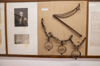 Topola, Sumadija Bölgesi, Sırbistan. 11 Eylül 2024. Karadordev Konak Müzesi 'nde köleler için Osmanlı Metal Bacakları prangası ve kırbaçlama.