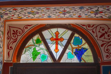 Kosmaj, Rogaca, Belgrad Bölgesi, Sırbistan. 12 Eylül 2024. Kosmaj 'daki Tresije Sırp Ortodoks Manastırı' nda lekeli camlar.