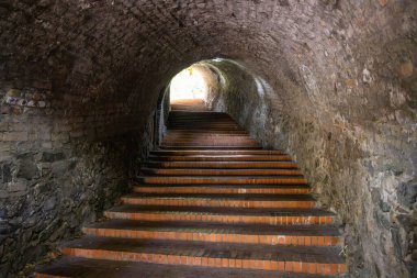 Petrovaradin, Novi Sad, Backa Bölgesi, Voyvodina, Sırbistan. 14 Eylül 2024. Petrovaradin 'in şehir duvarlarının içindeki merdivenler.